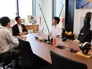 笑顔で話す市長と福田さん