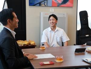 笑顔で話す市長と福田さん