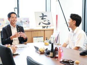 笑顔で話す市長と福田さん