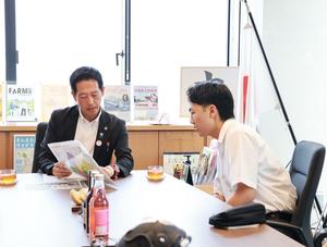 市長の説明を聞く福田さん