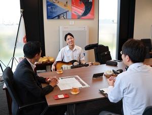 ギターを取り出して笑顔の福田さん