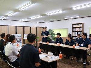 会議室内で説明を受ける市長と市職員