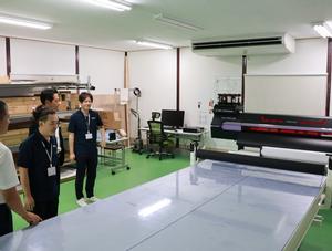 倉庫や作業場を見学する市長