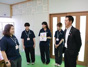 倉庫や作業場を見学する市長