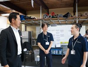 倉庫や作業場を見学する市長