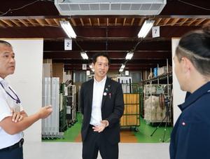 倉庫や作業場を見学する市長