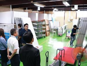 倉庫や作業場を見学する市長