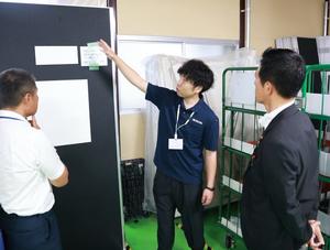 倉庫や作業場を見学する市長