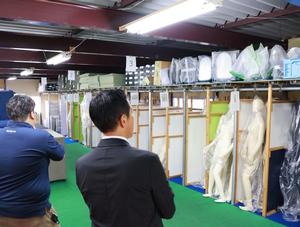 倉庫や作業場を見学する市長