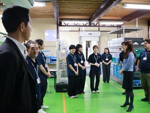 倉庫や作業場を見学する市長