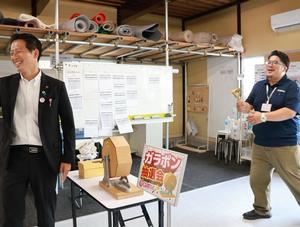 ガラポン体験で大当たりが出て笑顔の市長