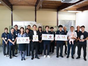 社員の皆さんと記念撮影