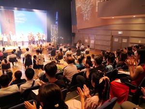 拍手で包まれる会場の様子