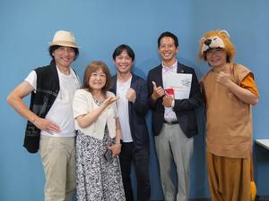 プロデューサーや演者と記念撮影をする市長
