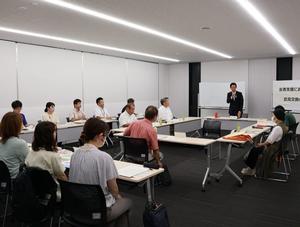 会議の冒頭挨拶をする市長