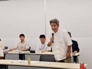 意見を述べる委員