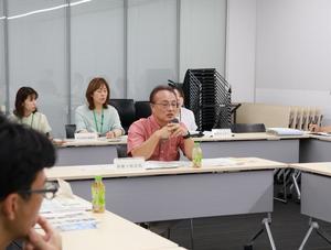 意見を述べる委員