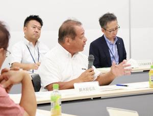 意見を述べる委員