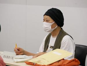 意見を述べる委員