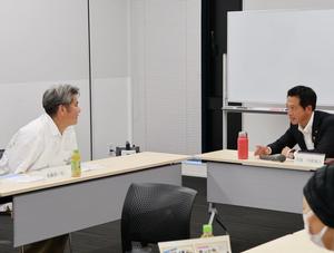 委員と意見を交わす市長