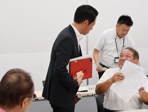 会議後委員と話す市長