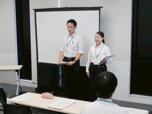 インターンシップ生が発表する様子