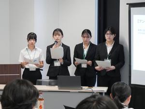 インターンシップ生が発表する様子