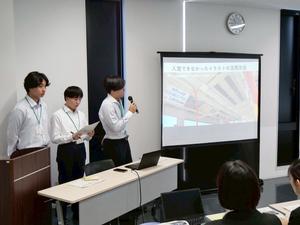 インターンシップ生が発表する様子