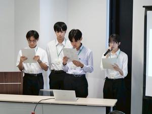 インターンシップ生が発表する様子