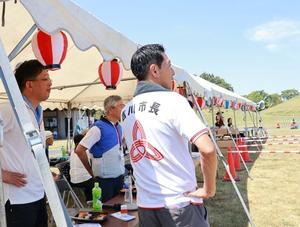 自治会の皆さんと話をする市長