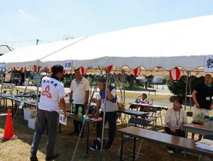 自治会の皆さんと話をする市長