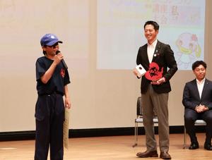 受賞して壇上でコメントする関根蒼希くん