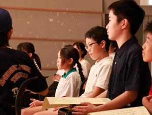 他のプレゼンを真剣に聞く児童、生徒たち