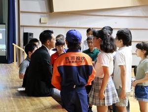 市長のところに集まって市長と話をする児童、生徒たち