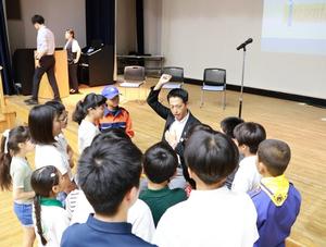 市長のところに集まって市長と話をする児童、生徒たち