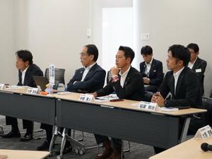 説明を聞く大野知事、中原市長、稲葉議長