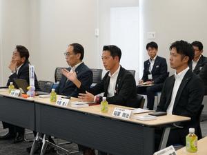 説明を聞く大野知事、中原市長、稲葉議長