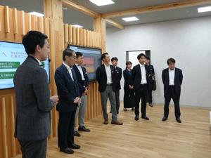 館内視察の様子