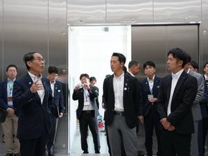 館内視察の様子