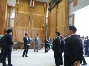 館内視察の様子