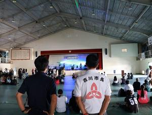 軽音楽部がライブを行う体育館の様子