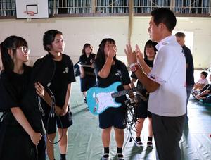 軽音楽部の生徒さんと話す市長