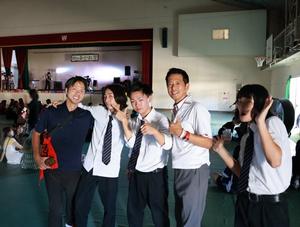 軽音楽部の生徒さんと話す市長