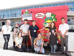 キッチンカーの前でPTAの方々と記念撮影をする市長