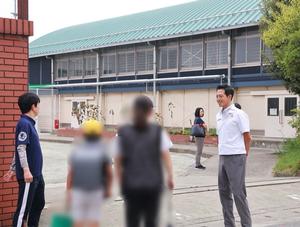 校門で笑顔で登校児童に挨拶をする市長