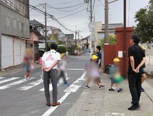 校門で登校児童に挨拶をする市長