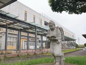 校内の二宮金次郎像