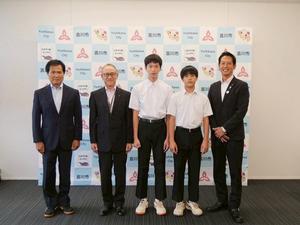 南中学校吉川中学校合同の男子ハンドボール部の市長と教育長との記念撮影