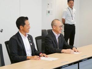 笑顔で報告を聞く市長と教育長