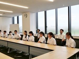 大会様子を話す生徒たち